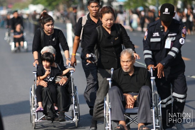 ประชาชนรอเข้ากราบถวายสักการะพระบรมศพ