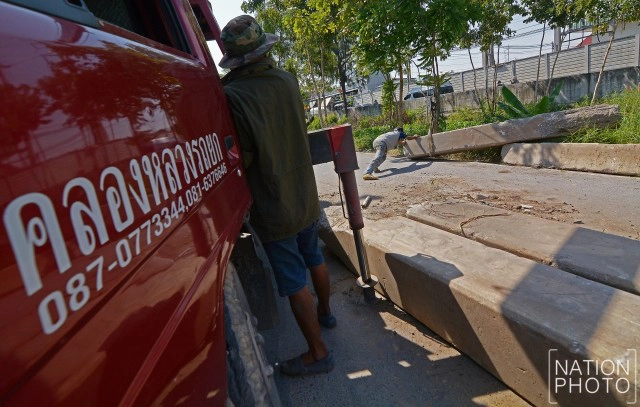 ยกแท่งปูนขวางถนนไปวัดธรรมกายออก!