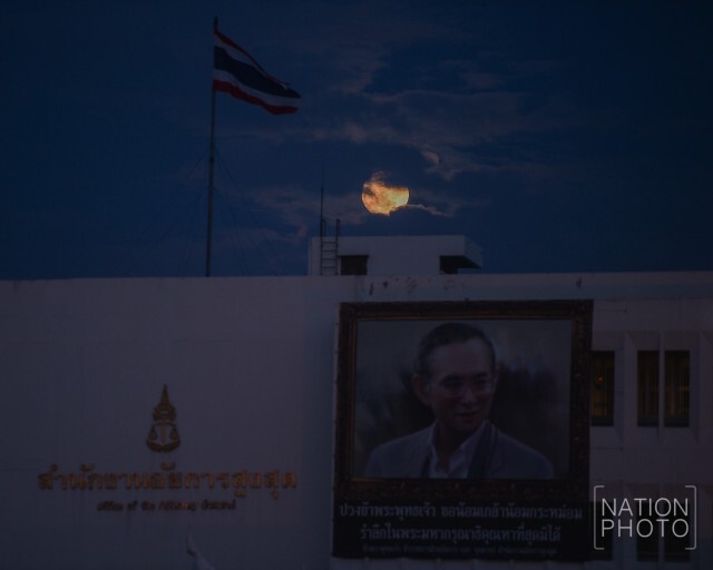 บรรยากาศรอบพระบรมมหาราชวัง  ยามอาทิตย์อัสดง 13 ธ.ค.59