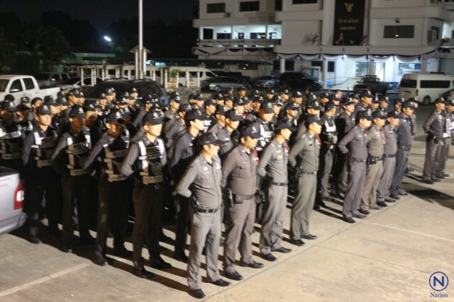 ตร.ตรวจเข้ม! รถตู้เข้าวัดธรรมกาย ป้องกันเหตุแทรกซ้อน