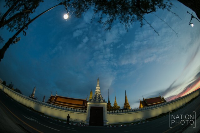 บรรยากาศรอบพระบรมมหาราชวัง  ยามอาทิตย์อัสดง 13 ธ.ค.59