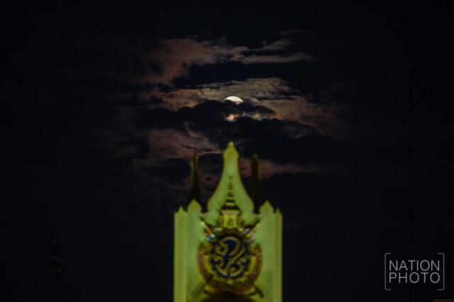 บรรยากาศรอบพระบรมมหาราชวัง  ยามอาทิตย์อัสดง 13 ธ.ค.59