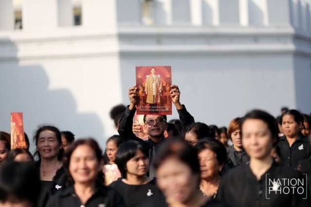 ประชาชนรอเข้ากราบถวายสักการะพระบรมศพ