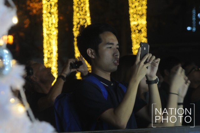 ปชช.แห่ถ่ายรูป ไฟประดับต้นคริสต์มาส หน้าเซ็นทรัลเวิลด์