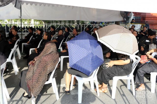 ประชาชนรอเข้ากราบถวายสักการะพระบรมศพ