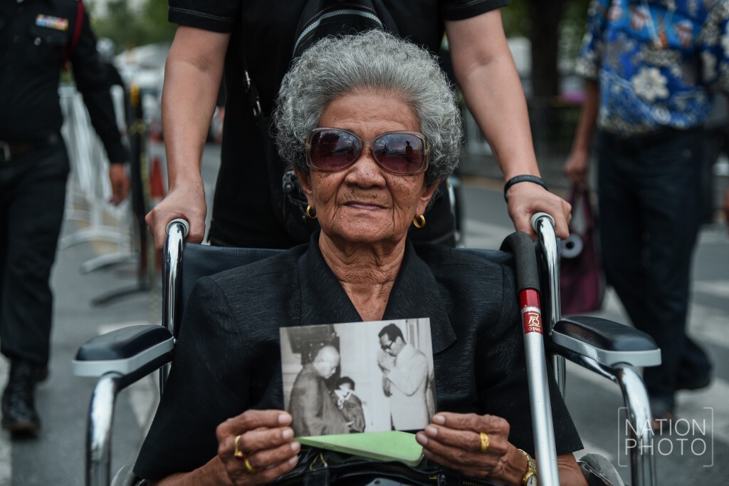 พสกนิกรรอเข้าสักการะพระบรมศพ (14 ธ.ค.59) พสกนิกรรอเข้าสักการะพระบรมศพ (14 ธ.ค.59)
