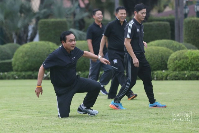 "ทุ่มสุดตัว" ลุงตู่เตะบอลหน้าทำเนียบ