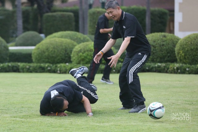 "ทุ่มสุดตัว" ลุงตู่เตะบอลหน้าทำเนียบ