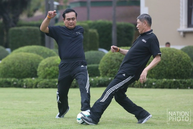 "ทุ่มสุดตัว" ลุงตู่เตะบอลหน้าทำเนียบ