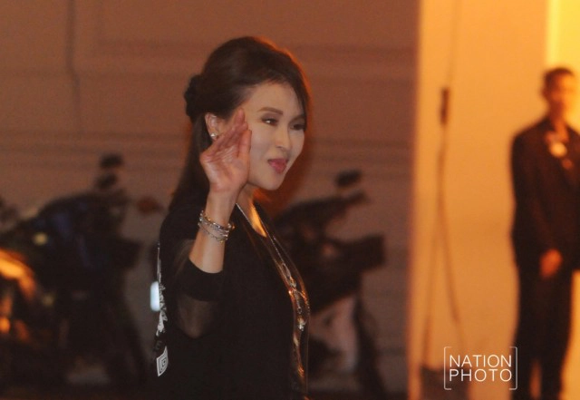 ทูลกระหม่อมหญิงอุบลรัตนฯ เสด็จทรงประทานพระบรมฉายาลักษณ์ -อาหารให้กับพสกนิกร