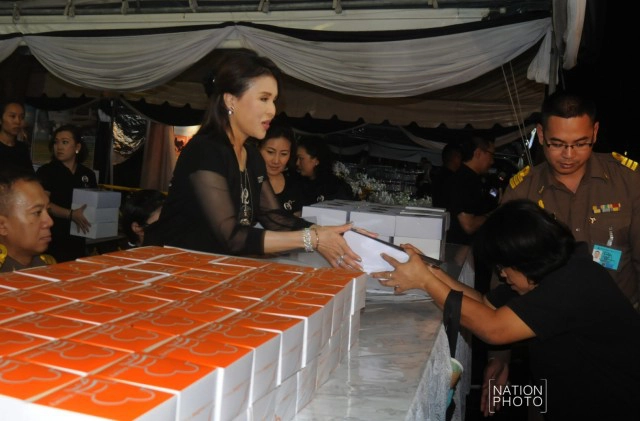 ทูลกระหม่อมหญิงอุบลรัตนฯ เสด็จทรงประทานพระบรมฉายาลักษณ์ -อาหารให้กับพสกนิกร