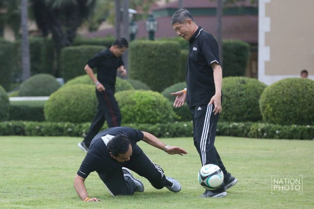 "ทุ่มสุดตัว" ลุงตู่เตะบอลหน้าทำเนียบ