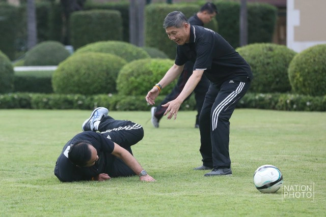 "ทุ่มสุดตัว" ลุงตู่เตะบอลหน้าทำเนียบ