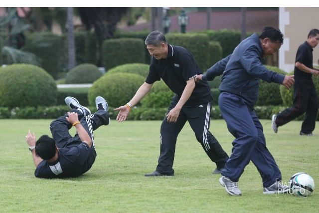 "ทุ่มสุดตัว" ลุงตู่เตะบอลหน้าทำเนียบ