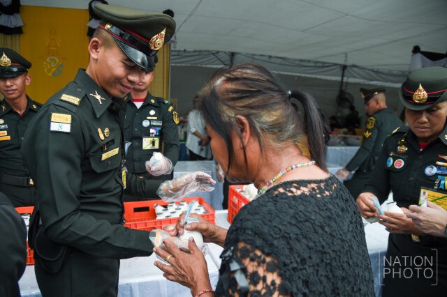 สมเด็จพระเจ้าอยู่หัวมหาวชิราลงกรณ โปรดเกล้าฯ พระราชทานนม-น้ำสมุนไพรให้ประชาชน
