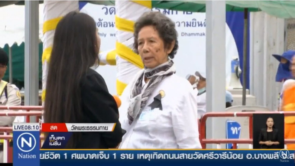 คุยกับศิษย์ธรรมกาย ด้านหน้าวัด คุยกับศิษย์ธรรมกาย ด้านหน้าวัด