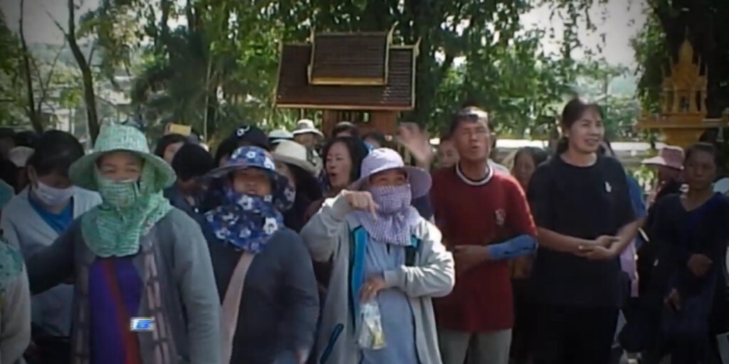 ชาวบ้านลุยที่ว่าการอำเภอแม่ระมาด ค้านสร้างโรงเรียนอนุบาล ชาวบ้านลุยที่ว่าการอำเภอแม่ระมาด ค้านสร้างโรงเรียนอนุบาล