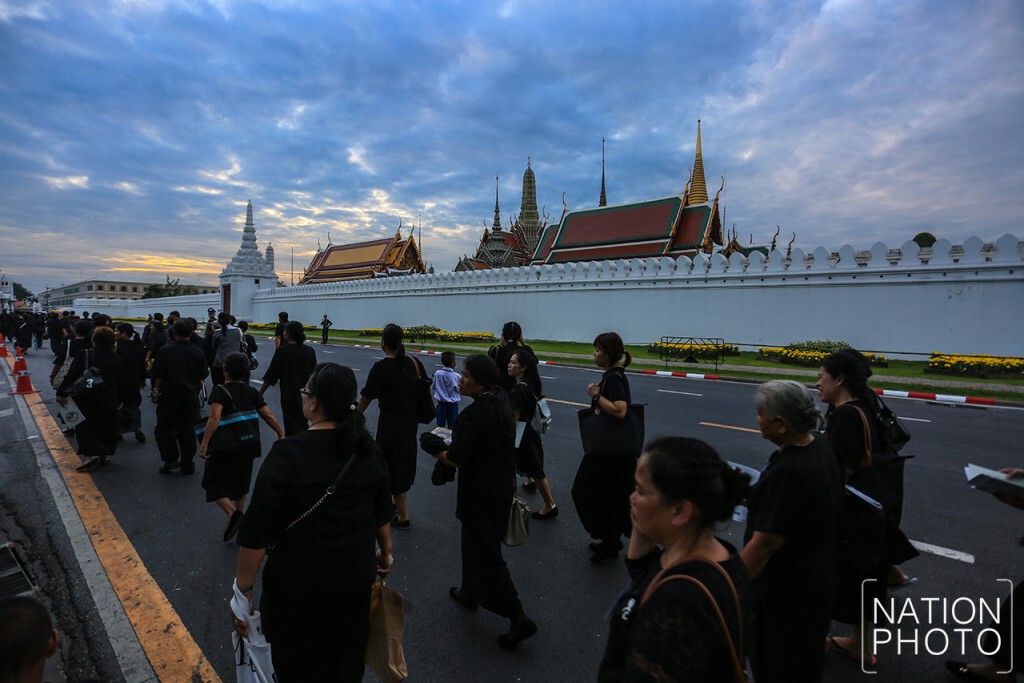 พสกนิกรเดินทางเข้าสักการะพระบรมศพ พสกนิกรเดินทางเข้าสักการะพระบรมศพ