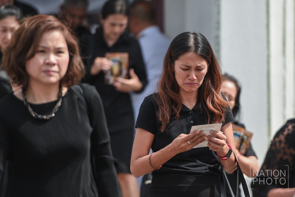 พสกนิกรเดินทางเข้าสักการะพระบรมศพ พสกนิกรเดินทางเข้าสักการะพระบรมศพ