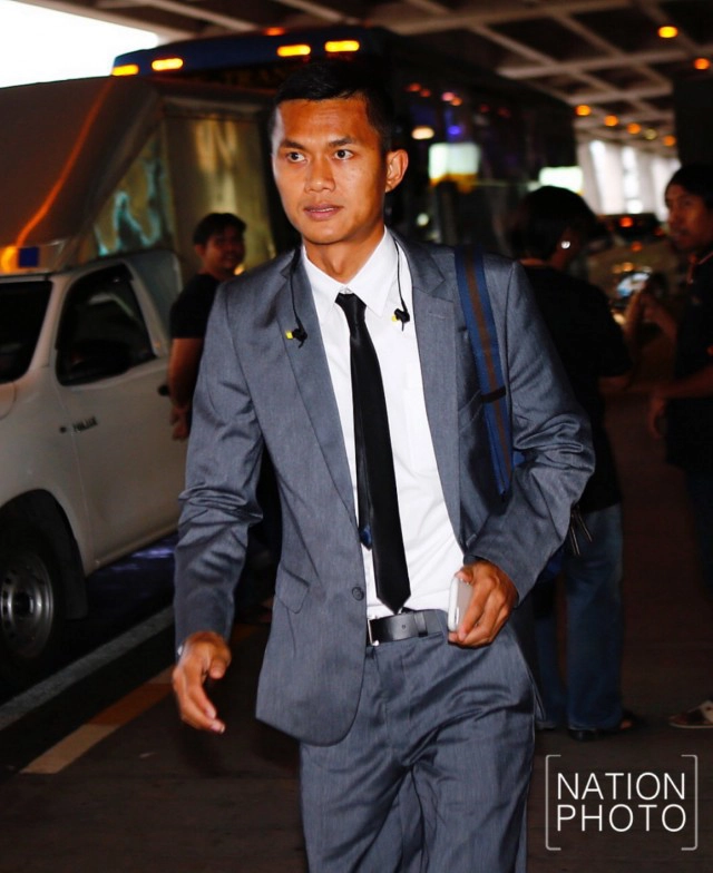 "ช้างศึก" หนีสื่อ! เดินขึ้นรถโดยไม่ให้สัมภาษณ์