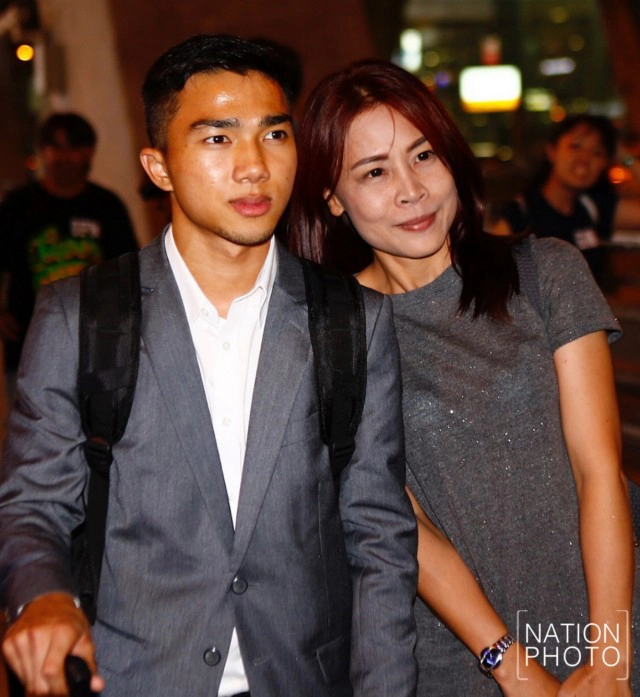 "ช้างศึก" หนีสื่อ! เดินขึ้นรถโดยไม่ให้สัมภาษณ์