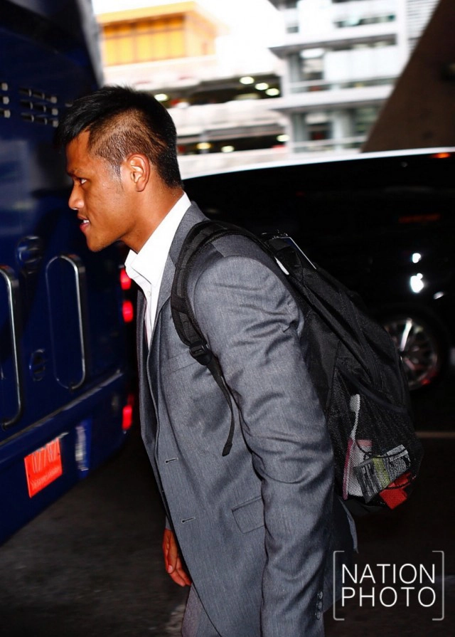 "ช้างศึก" หนีสื่อ! เดินขึ้นรถโดยไม่ให้สัมภาษณ์