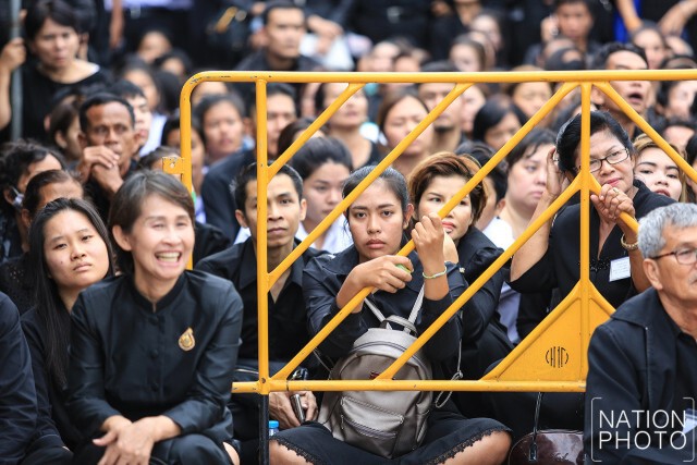 พสกนิกรเดินทางเข้าสักการะพระบรมศพ