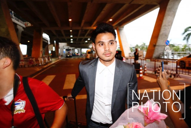 "ช้างศึก" หนีสื่อ! เดินขึ้นรถโดยไม่ให้สัมภาษณ์