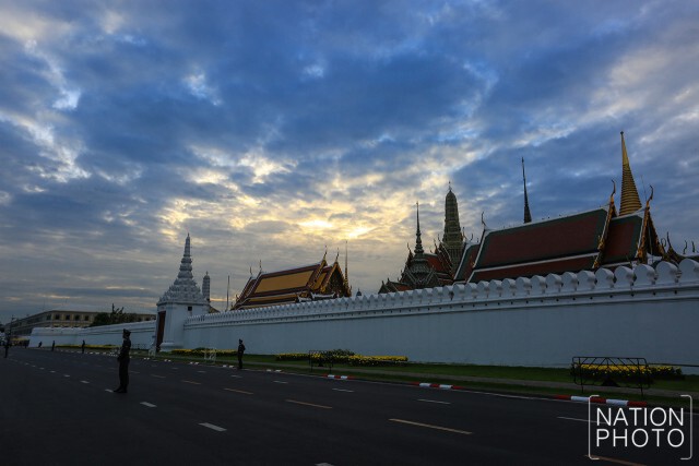 พสกนิกรเดินทางเข้าสักการะพระบรมศพ