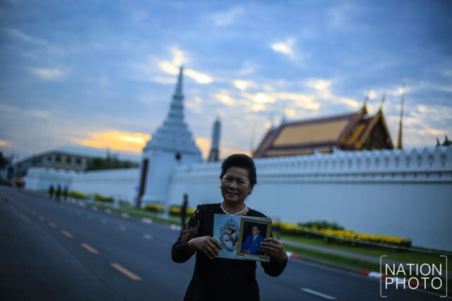 พสกนิกรเดินทางเข้าสักการะพระบรมศพ