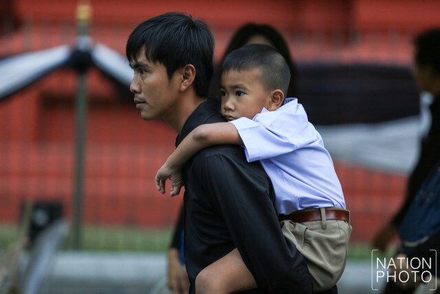 พสกนิกรเดินทางเข้าสักการะพระบรมศพ