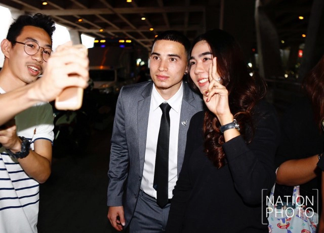 "ช้างศึก" หนีสื่อ! เดินขึ้นรถโดยไม่ให้สัมภาษณ์