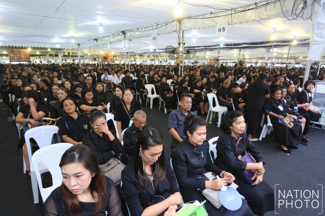 พสกนิกรเดินทางเข้าสักการะพระบรมศพ