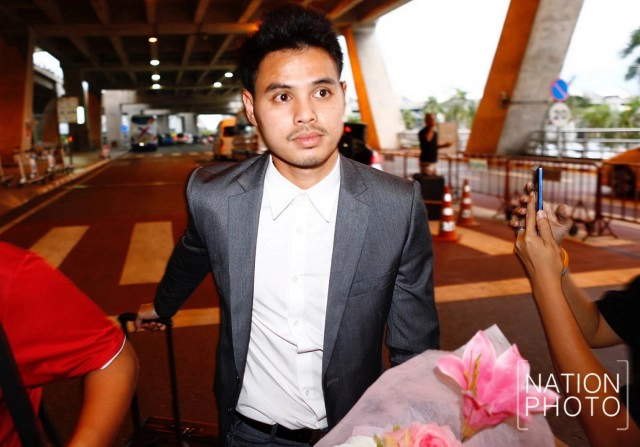 "ช้างศึก" หนีสื่อ! เดินขึ้นรถโดยไม่ให้สัมภาษณ์