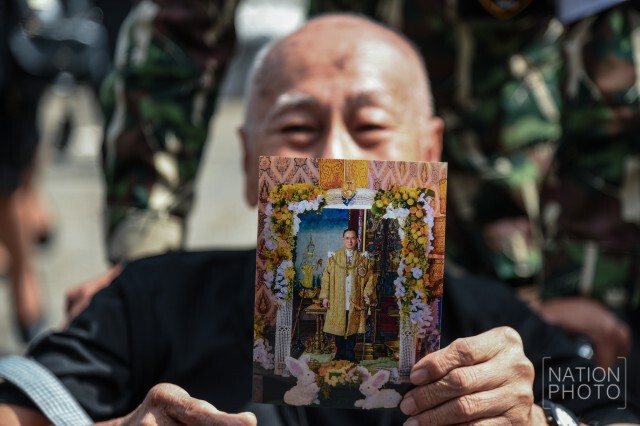 พสกนิกรเดินทางเข้าสักการะพระบรมศพ