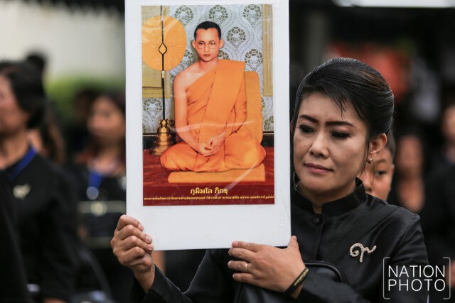 พสกนิกรเดินทางเข้าสักการะพระบรมศพ