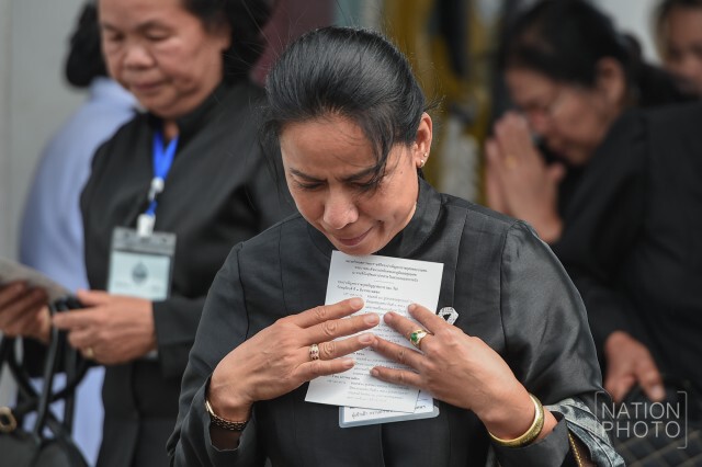 พสกนิกรเดินทางเข้าสักการะพระบรมศพ