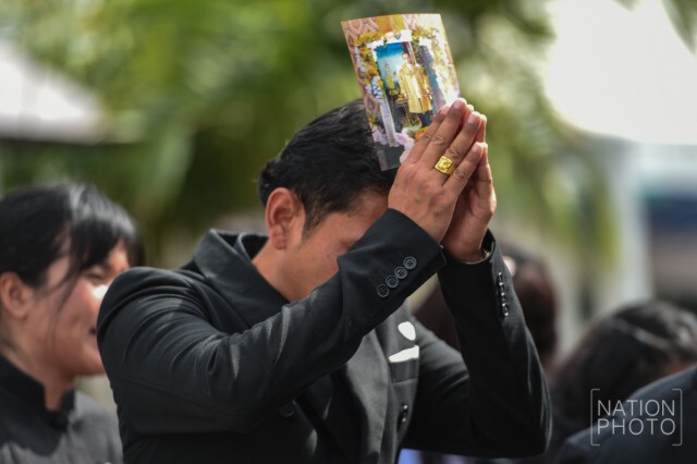 พสกนิกรเดินทางเข้าสักการะพระบรมศพ
