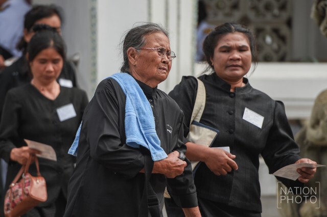 พสกนิกรเดินทางเข้าสักการะพระบรมศพ