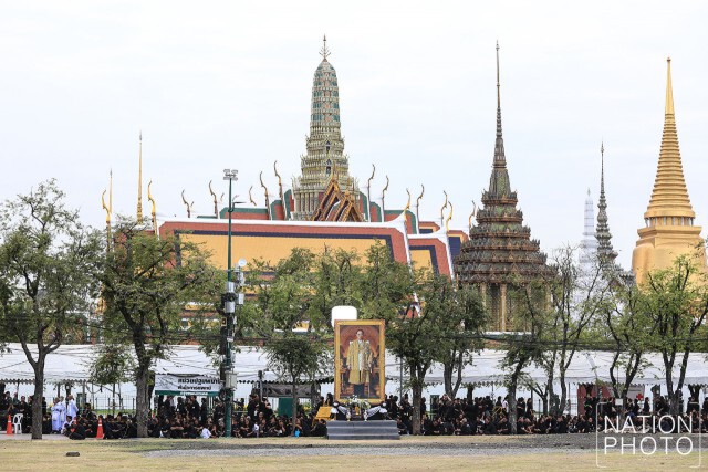 พสกนิกรเดินทางเข้าสักการะพระบรมศพ