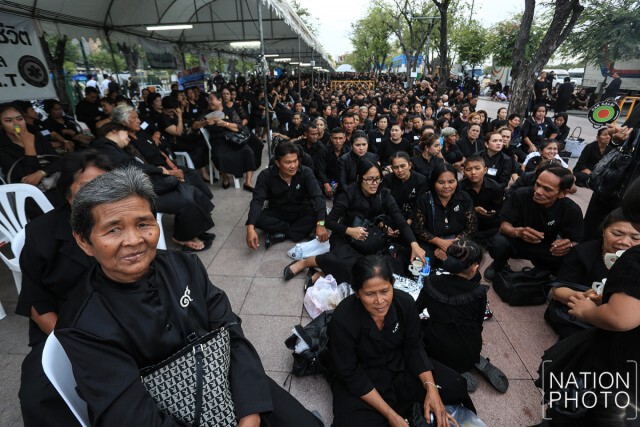 พสกนิกรเดินทางเข้าสักการะพระบรมศพ