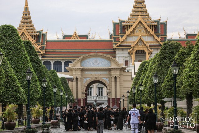 พสกนิกรเดินทางเข้าสักการะพระบรมศพ