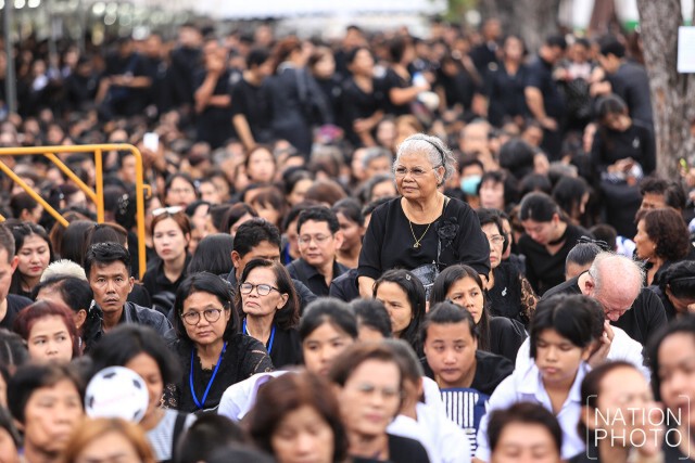 พสกนิกรเดินทางเข้าสักการะพระบรมศพ
