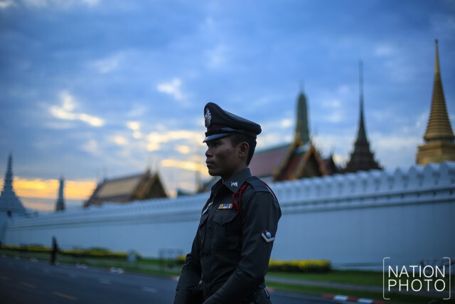 พสกนิกรเดินทางเข้าสักการะพระบรมศพ