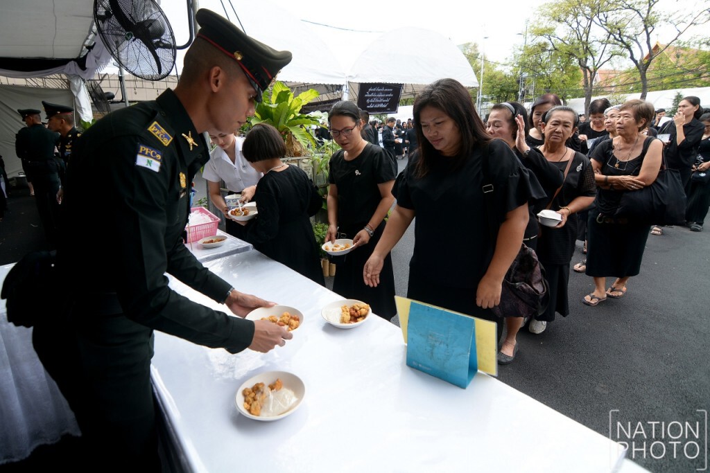 สมเด็จพระเจ้าอยู่หัวมหาวชิราลงกรณ โปรดเกล้าฯ พระราชทานอาหาร-น้ำดื่ม แก่ประชาชน สมเด็จพระเจ้าอยู่หัวมหาวชิราลงกรณ โปรดเกล้าฯ พระราชทานอาหาร-น้ำดื่ม แก่ประชาชน