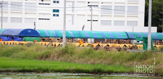 เจ้าหน้าที่วัดธรรมกาย เฝ้าดูความเคลื่อนไหวบนสะพานทางเข้า