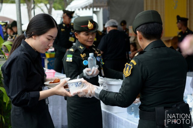 สมเด็จพระเจ้าอยู่หัวมหาวชิราลงกรณ โปรดเกล้าฯ พระราชทานอาหาร-น้ำดื่ม แก่ประชาชน