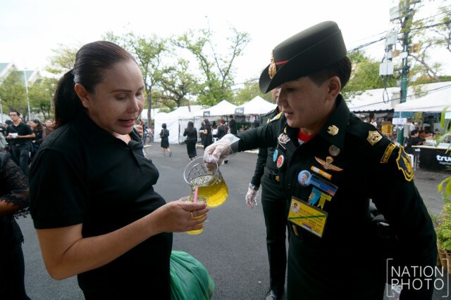 สมเด็จพระเจ้าอยู่หัวมหาวชิราลงกรณ โปรดเกล้าฯ พระราชทานอาหาร-น้ำดื่ม แก่ประชาชน