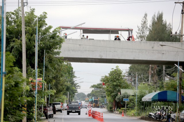 เจ้าหน้าที่วัดธรรมกาย เฝ้าดูความเคลื่อนไหวบนสะพานทางเข้า