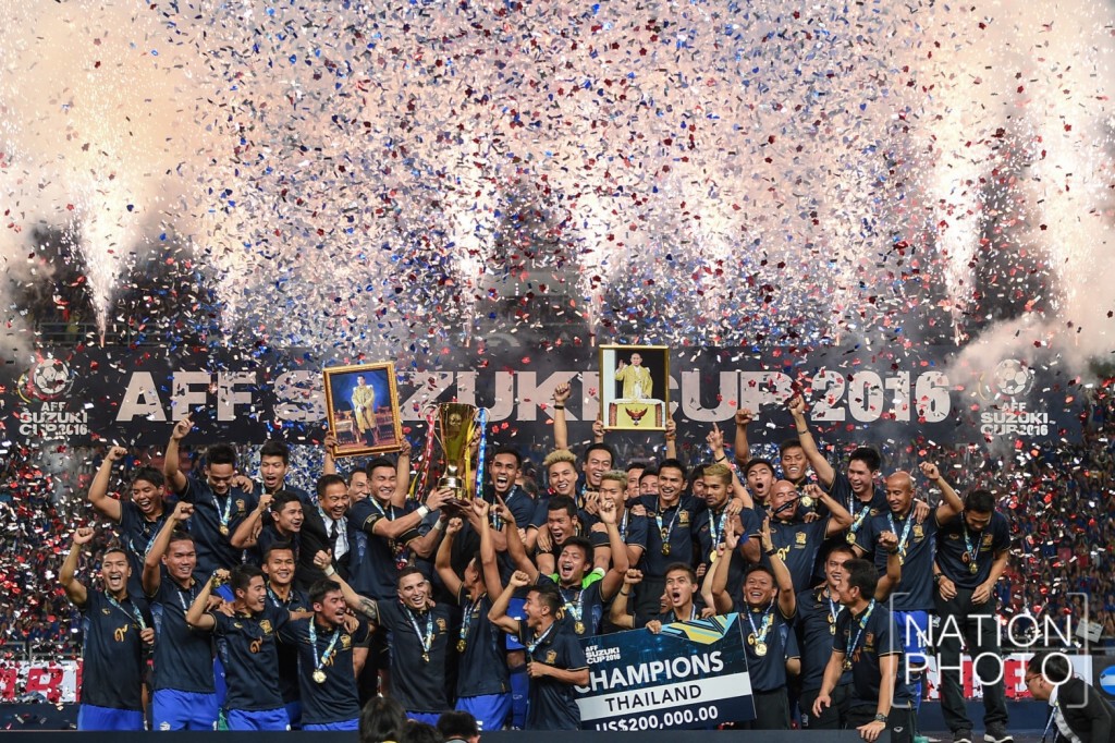 ภาพชุดสุดประทับใจ : ทีมชาติไทยรับถ้วยแชมป์ ซูซูกิคัพ